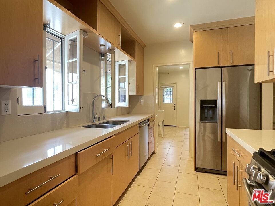 203 N Doheny Drive - Photo 11
