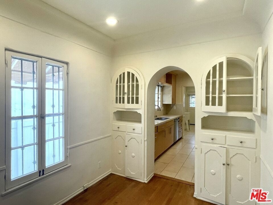 203 N Doheny Drive - Photo 8