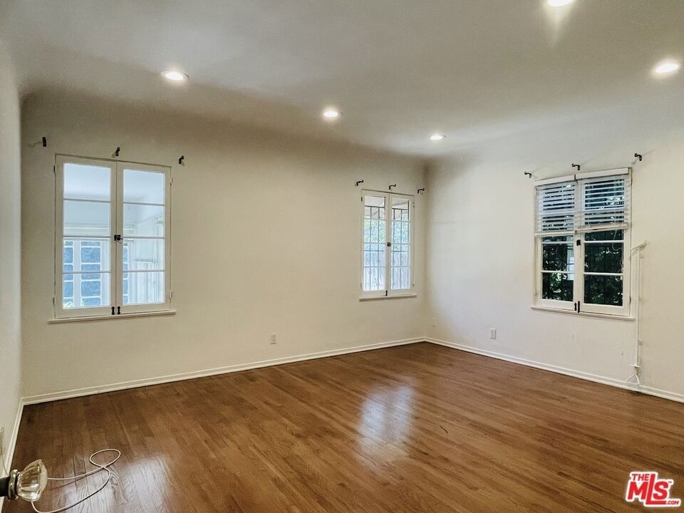 203 N Doheny Drive - Photo 15