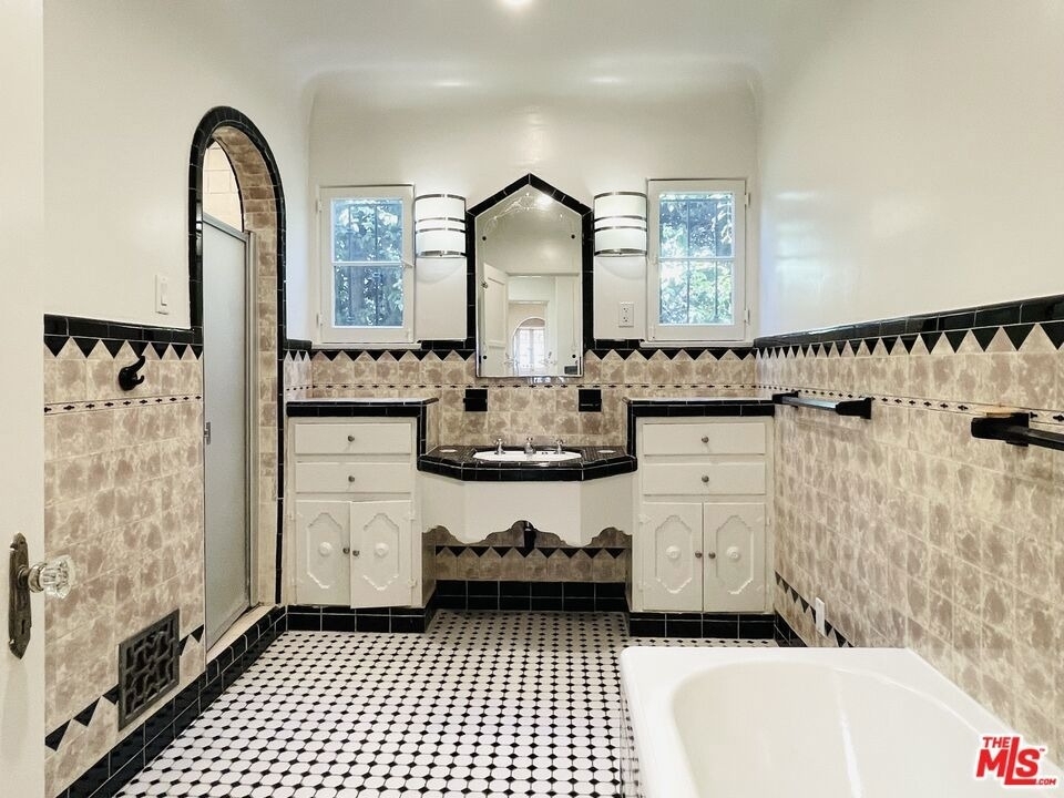 203 N Doheny Drive - Photo 17