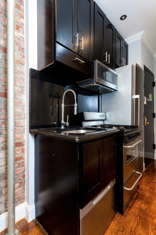 East 106th Street - Photo 6