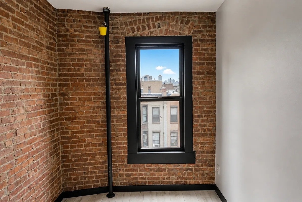 2nd Avenue - Photo 2