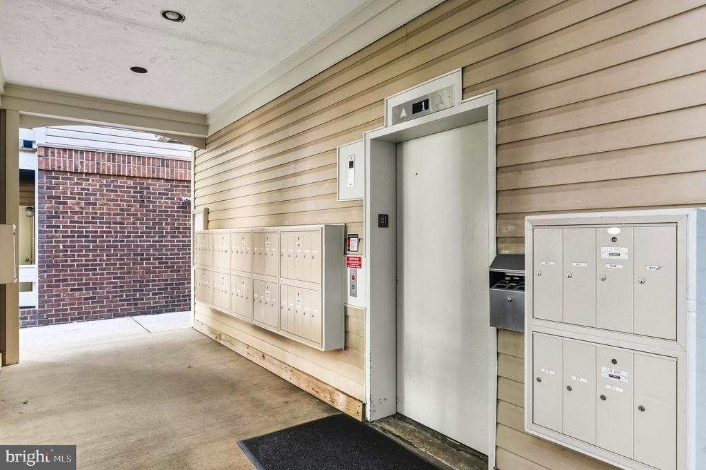 240 S Reynolds Street - Photo 2