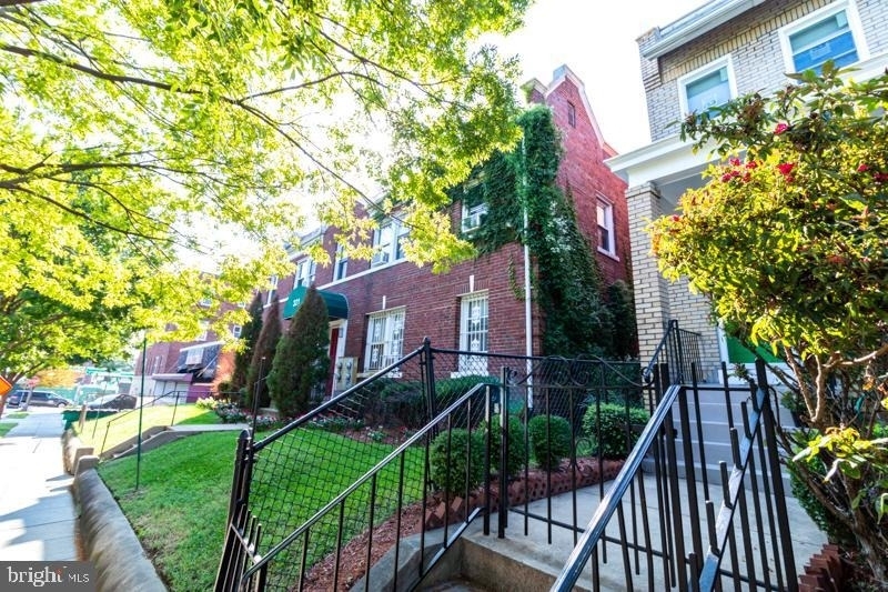321 Adams Street Ne - Photo 2