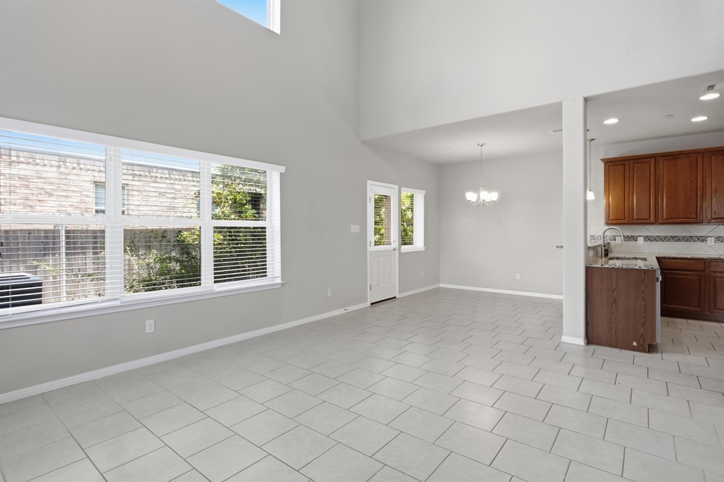 2304 S Lakeline Blvd - Photo 4