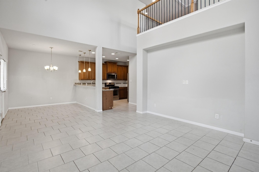 2304 S Lakeline Blvd - Photo 2