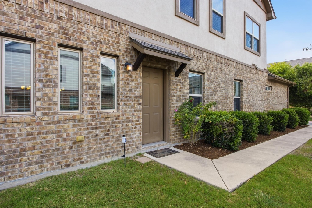 2304 S Lakeline Blvd - Photo 0