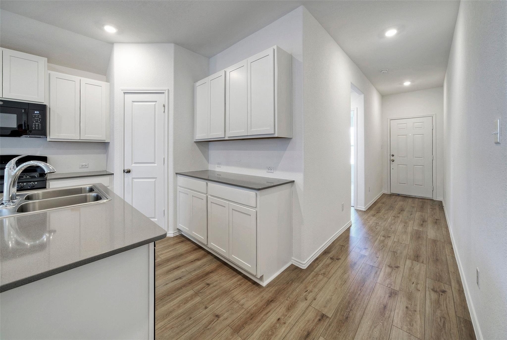 108 Montego St - Photo 3