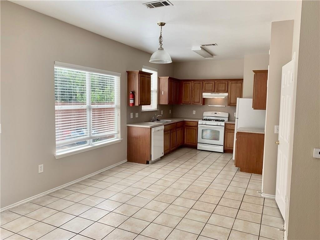 1121 Terry Dr - Photo 5