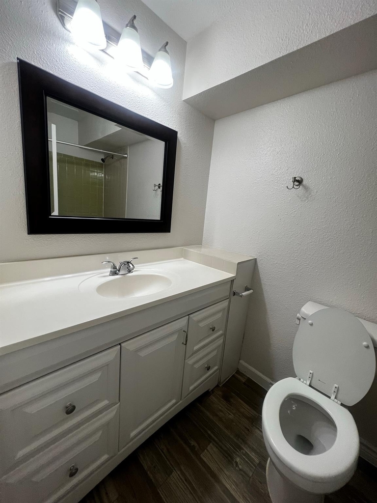 1037 E 44th St - Photo 5