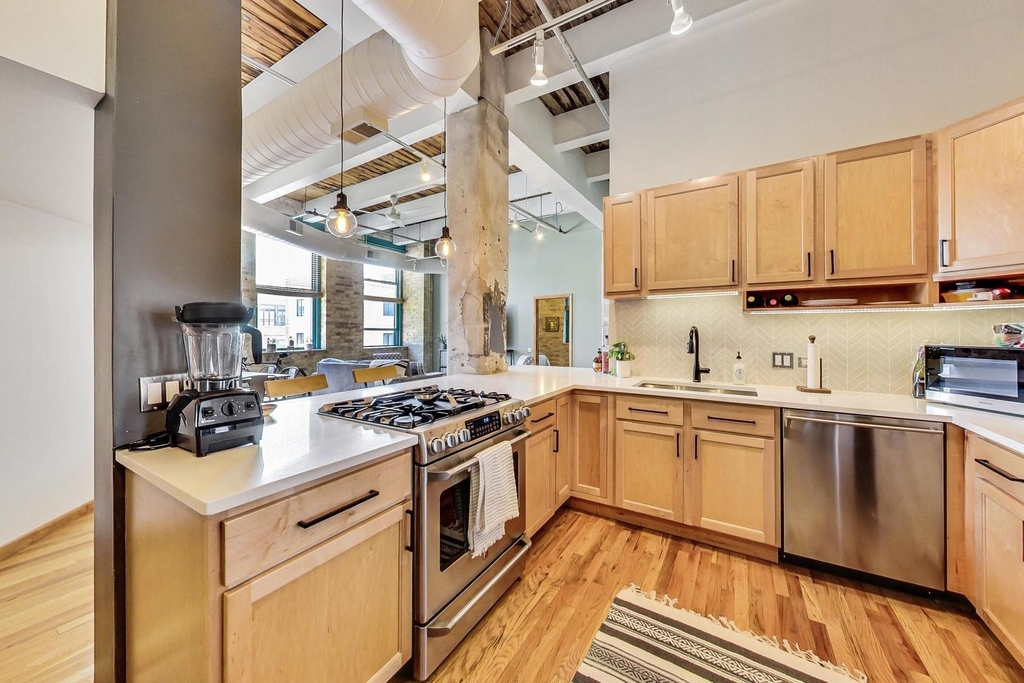 312 N May Street - Photo 4