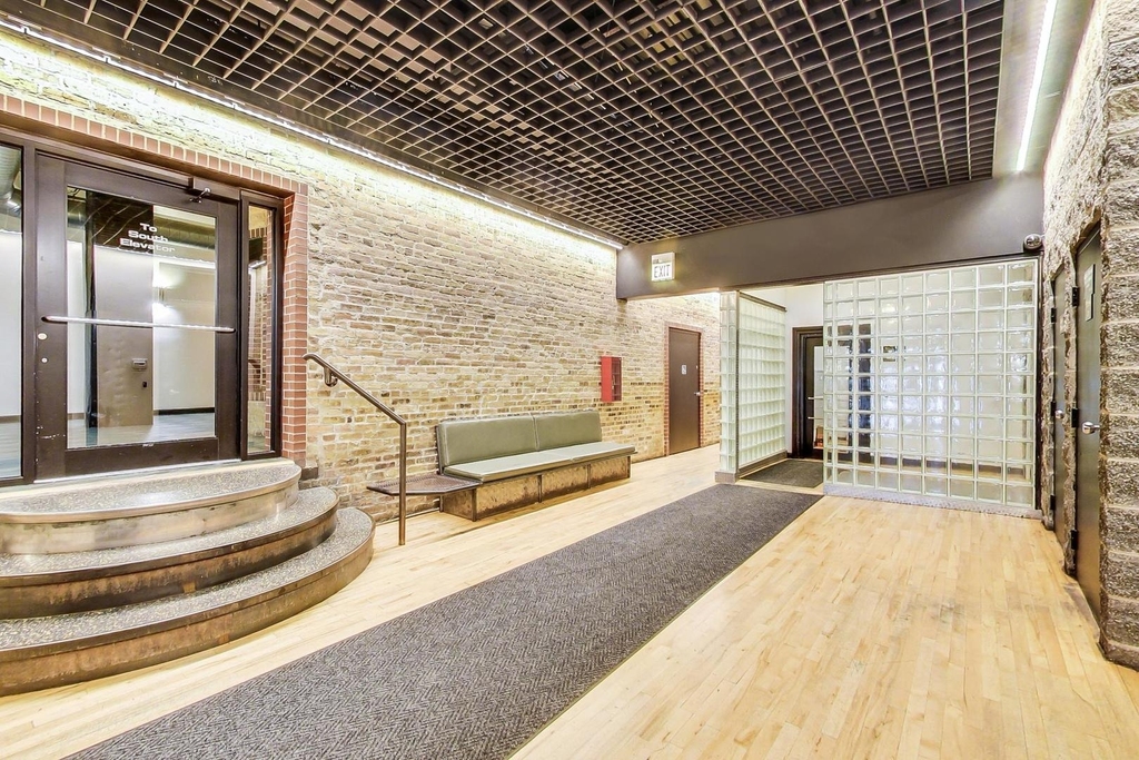 312 N May Street - Photo 2