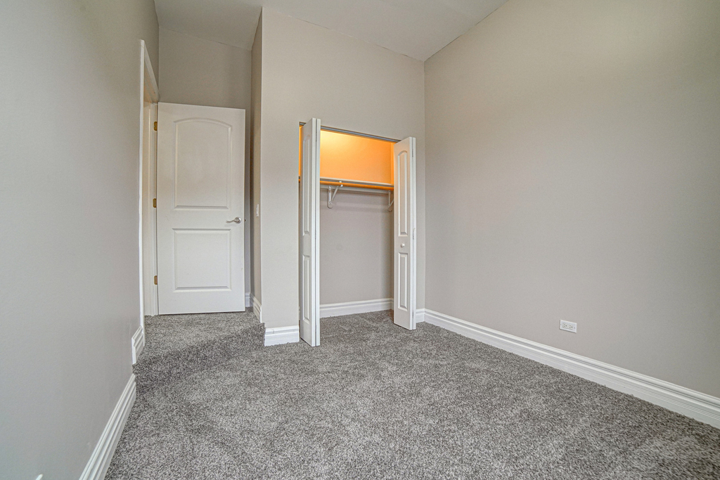 4858 S Prairie Avenue - Photo 12