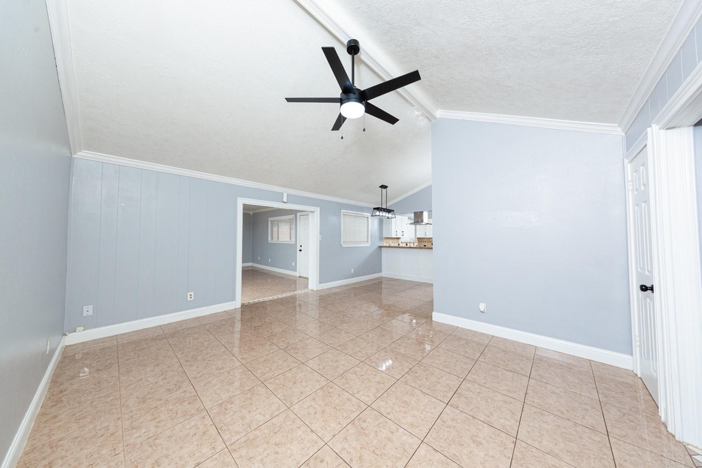 823 Parkhill Street - Photo 6