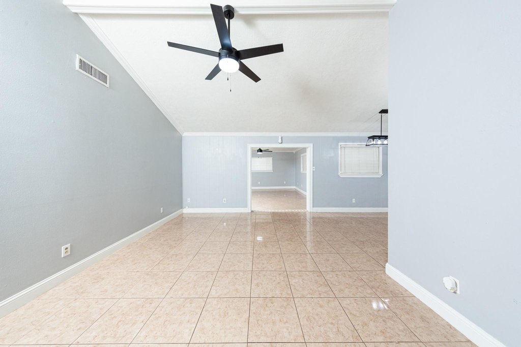 823 Parkhill Street - Photo 5