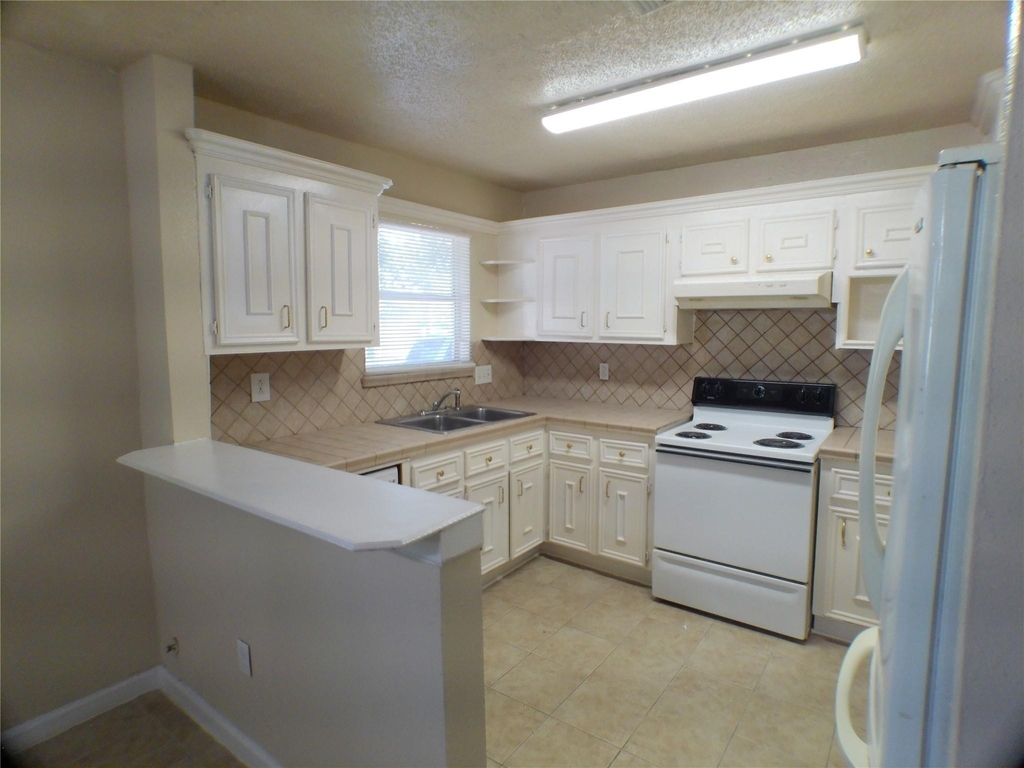 1301 Glenmore Drive - Photo 2