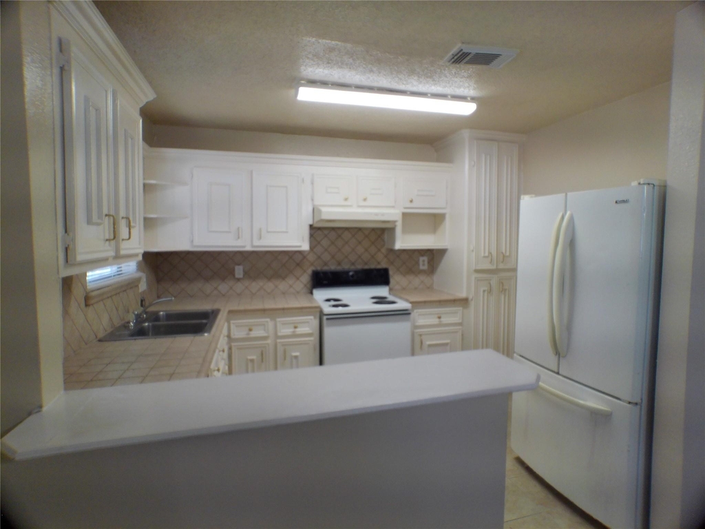 1301 Glenmore Drive - Photo 3