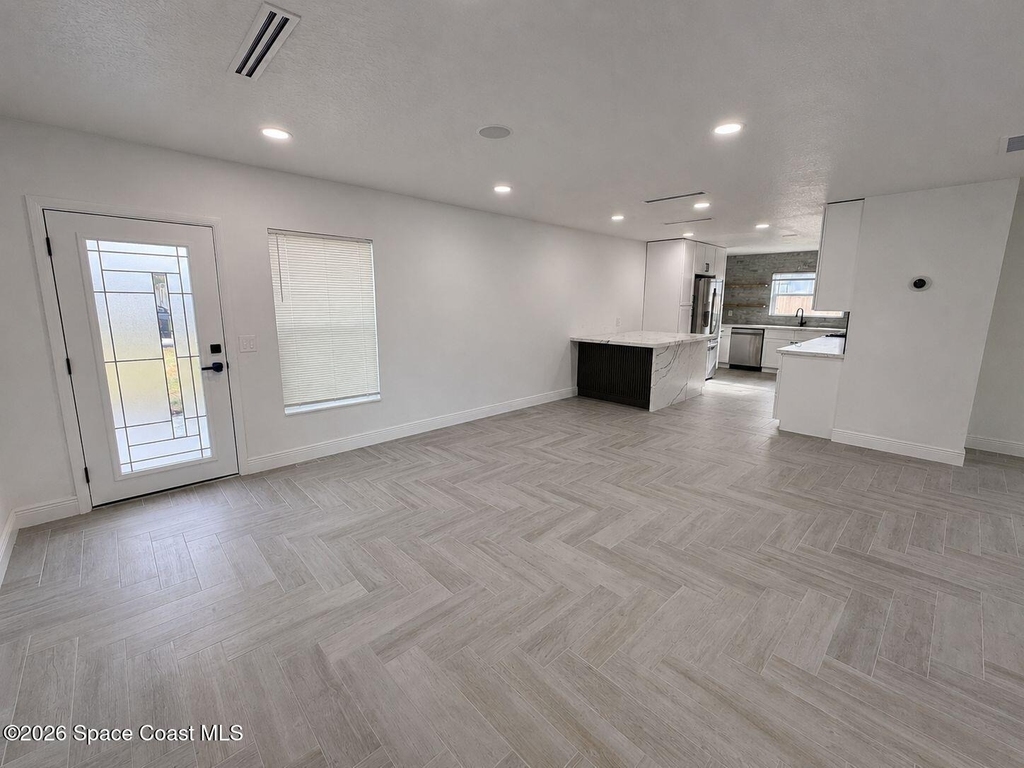 233 Ne 1st Street S - Photo 2