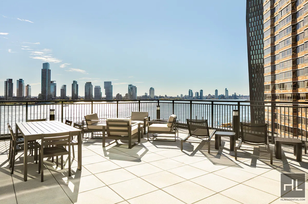 1st Avenue - Photo 4