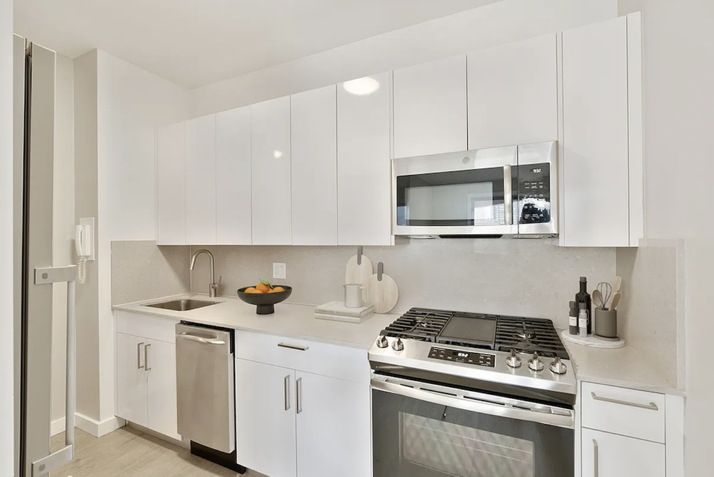 2 Avenue - Photo 1