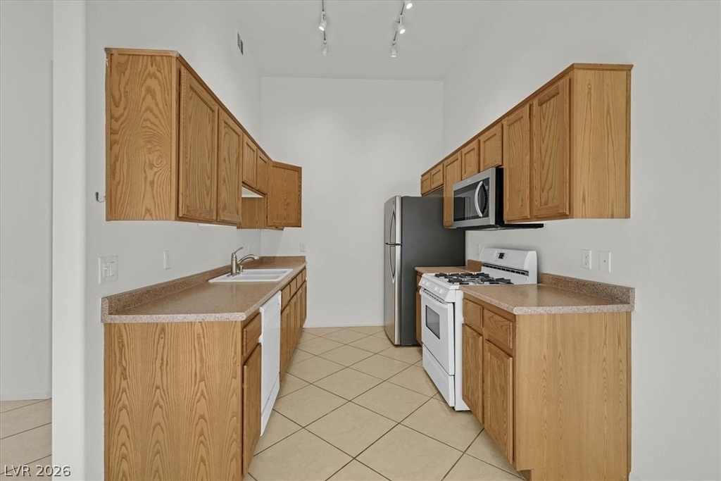 2305 W Horizon Ridge Parkway - Photo 20