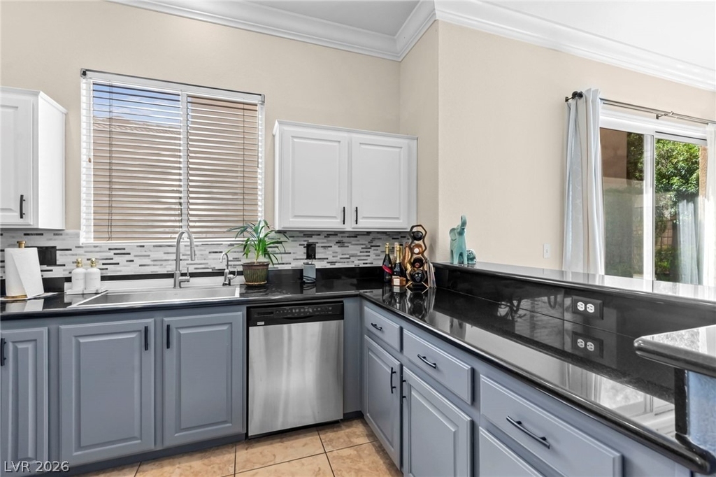 174 Twin Towers Avenue - Photo 18