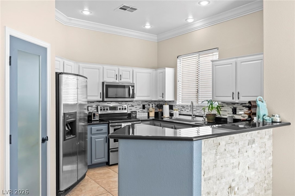174 Twin Towers Avenue - Photo 15