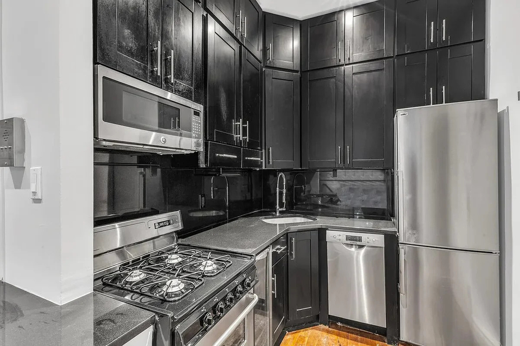 562 Hudson Street - Photo 3