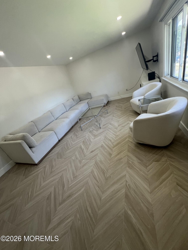 1202 Thomas Avenue - Photo 3