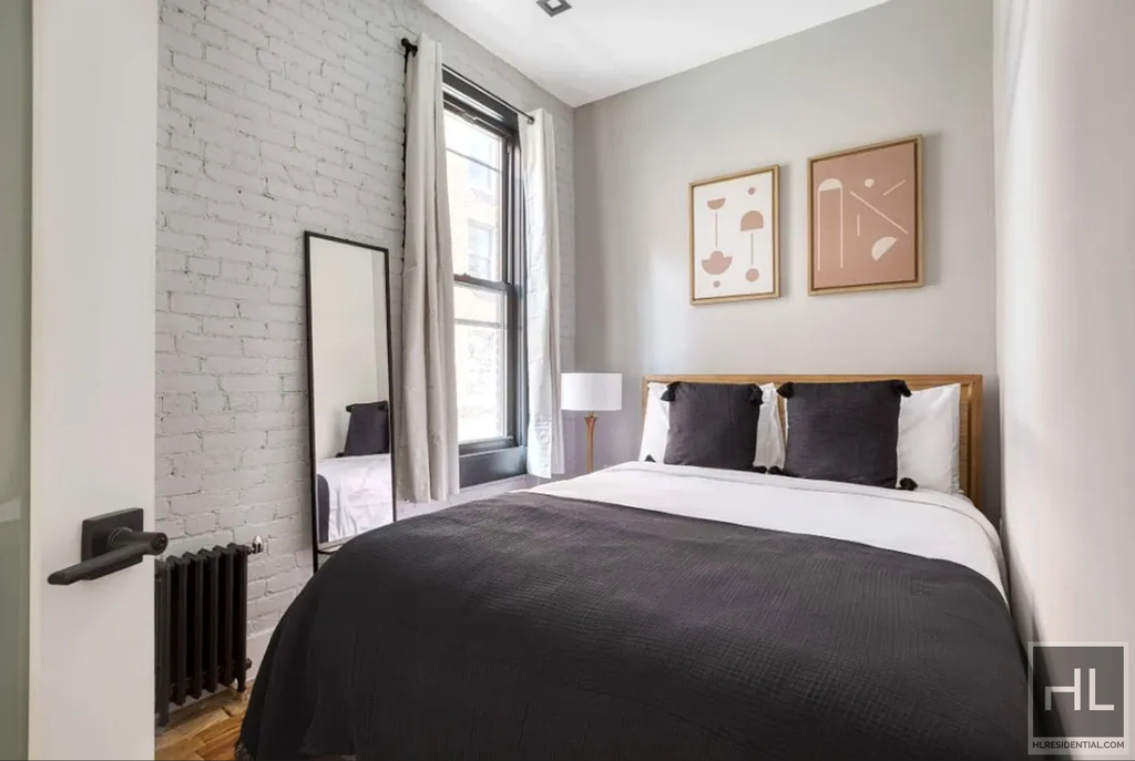 West 10 Street - Photo 3