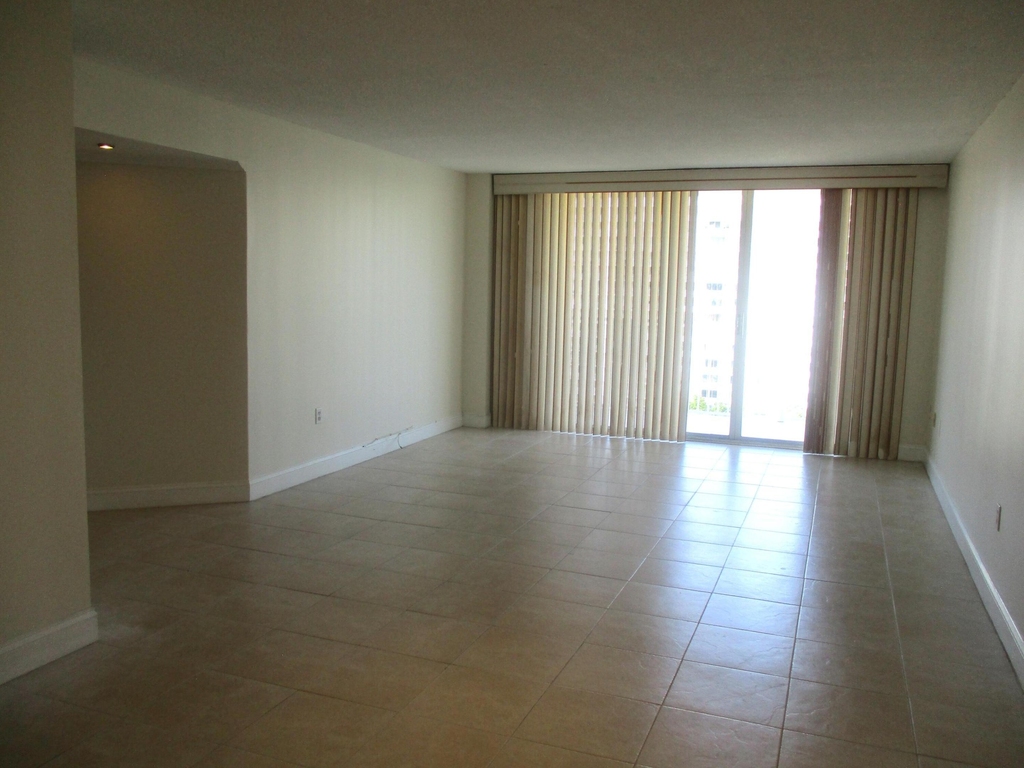 2801 Ne 183rd Street - Photo 5