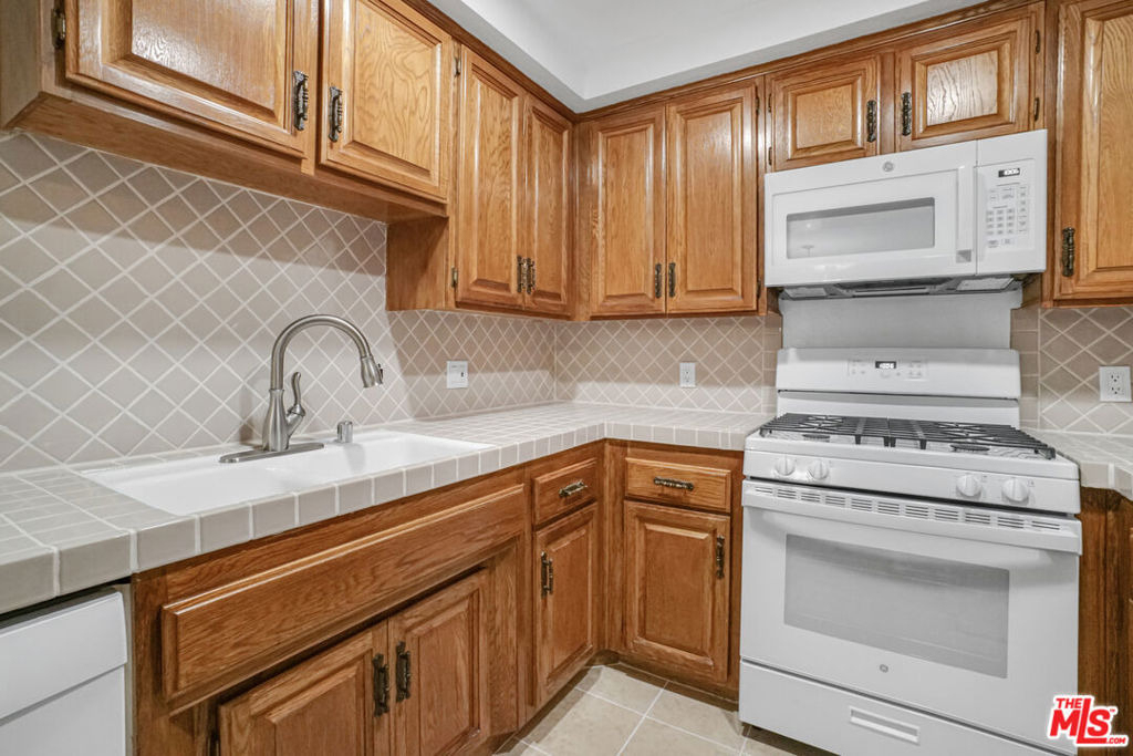 8512 Tuscany Avenue - Photo 10