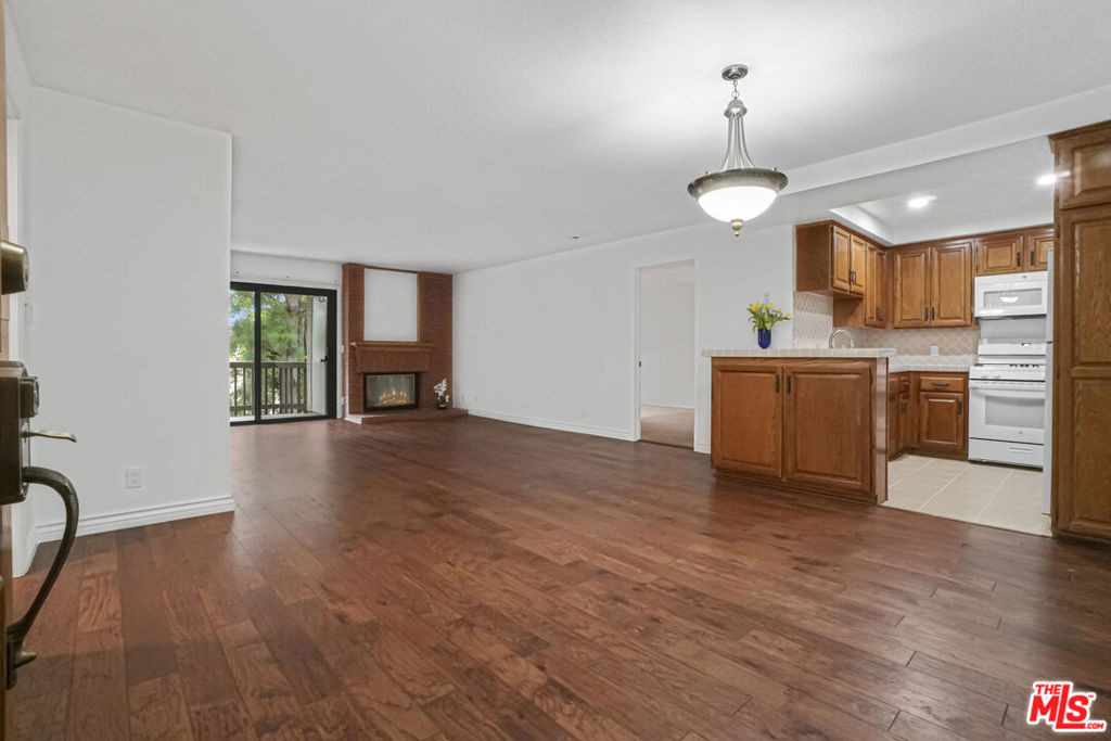 8512 Tuscany Avenue - Photo 0