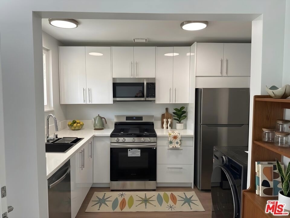 903 S Barrington Avenue - Photo 3