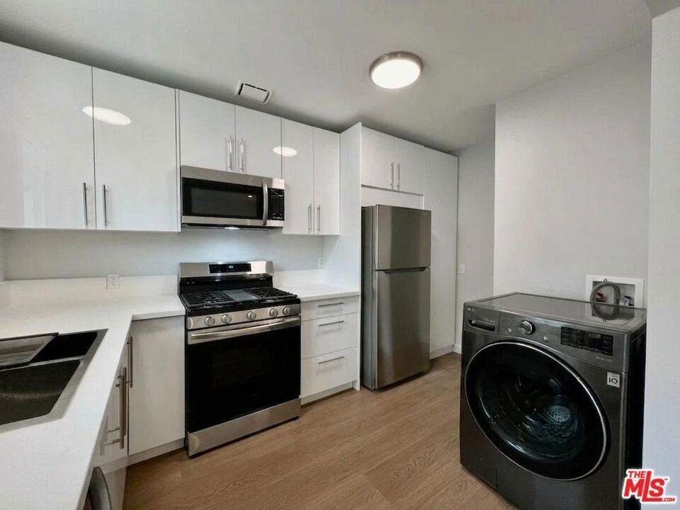 903 S Barrington Avenue - Photo 13