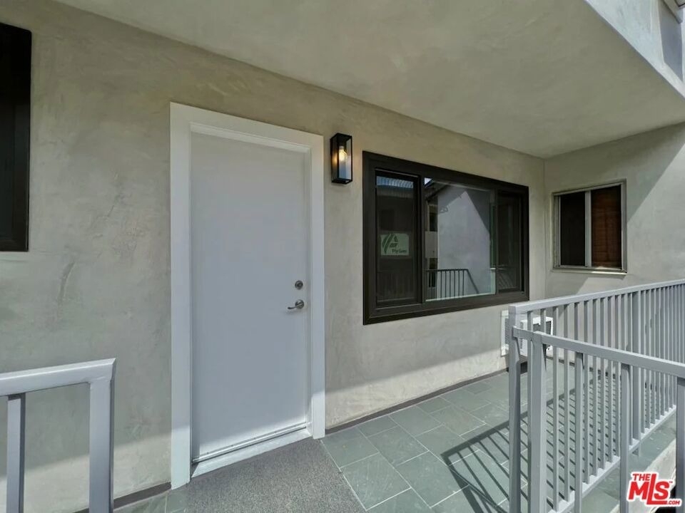 903 S Barrington Avenue - Photo 15