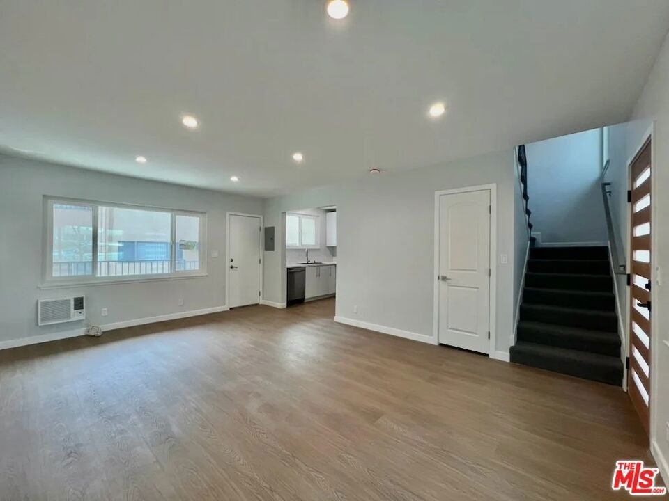 903 S Barrington Avenue - Photo 14
