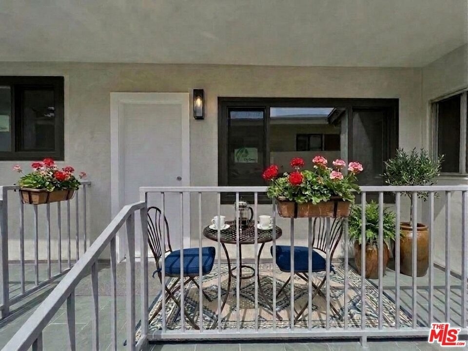 903 S Barrington Avenue - Photo 8