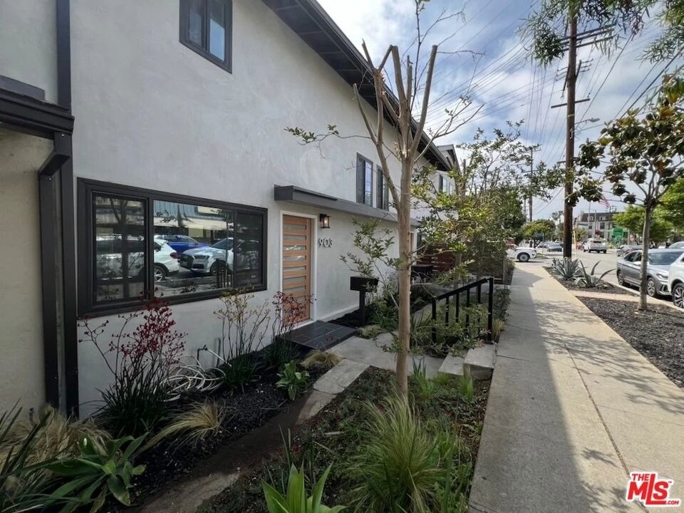 903 S Barrington Avenue - Photo 9
