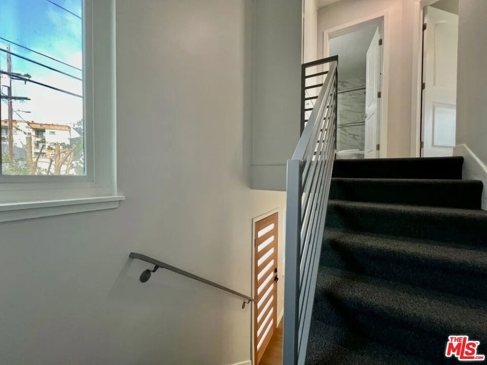 903 S Barrington Avenue - Photo 4