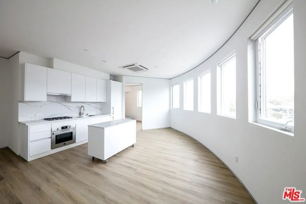 105 S Fairfax Avenue - Photo 2