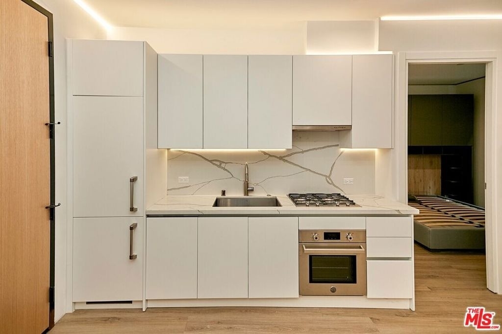 105 S Fairfax Avenue - Photo 4