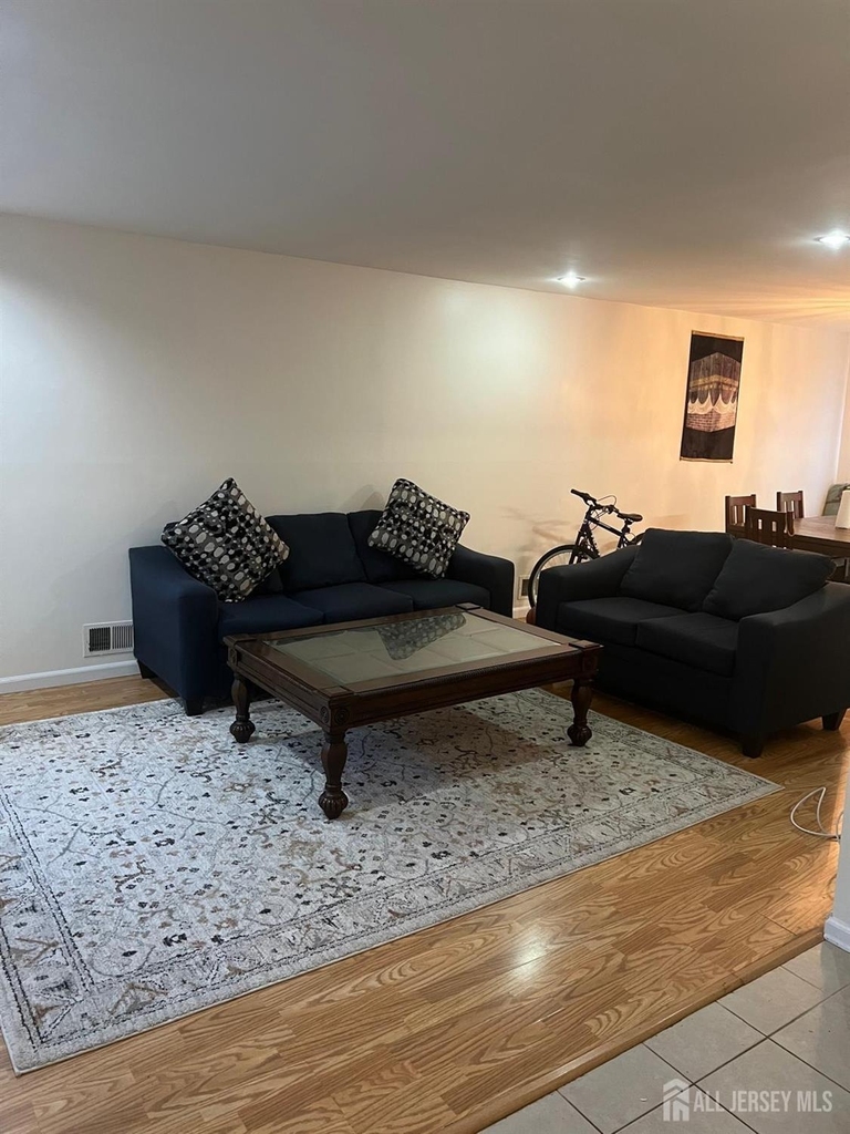 404 Maplecrest Road - Photo 1
