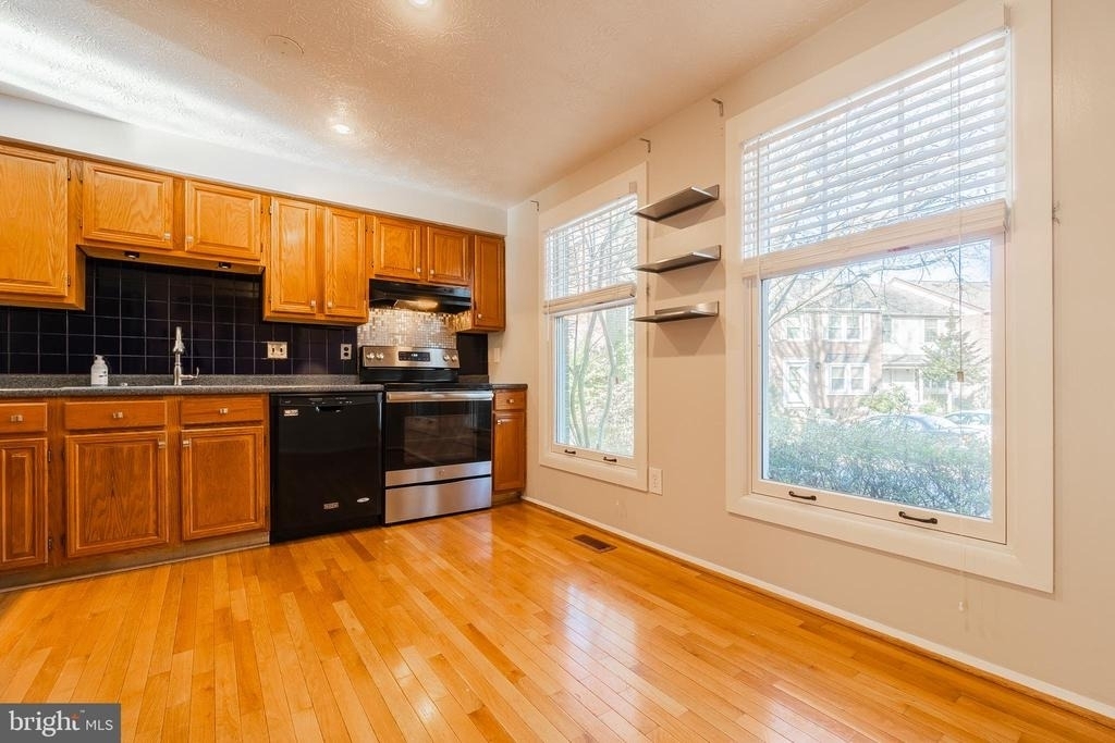 2911 Montauk Court - Photo 4