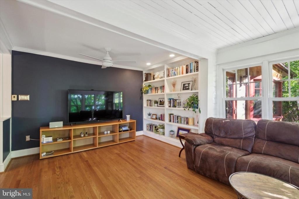 626 Lakeside Avenue - Photo 2