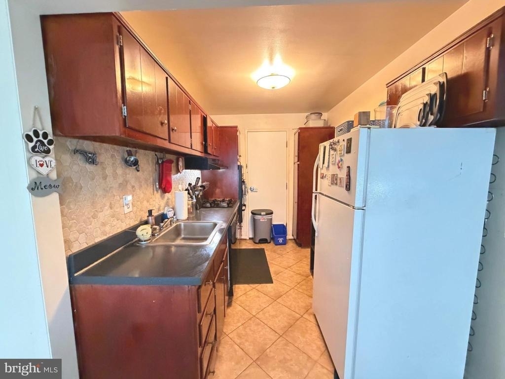 10201 Grosvenor Place - Photo 3