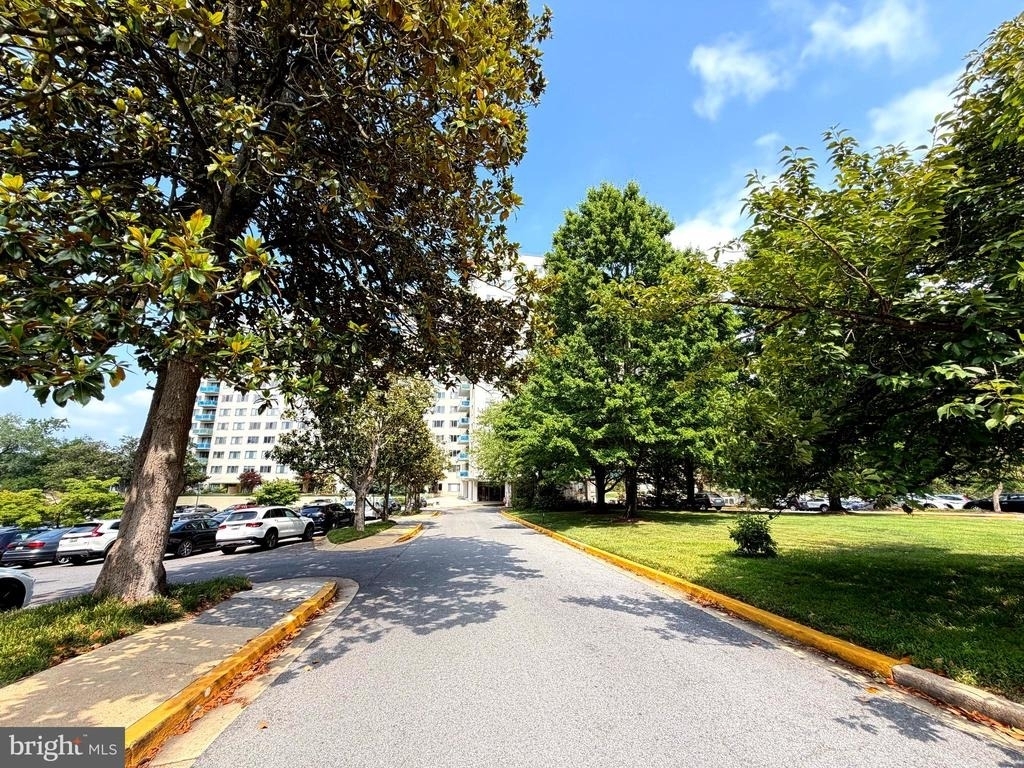 10201 Grosvenor Place - Photo 20