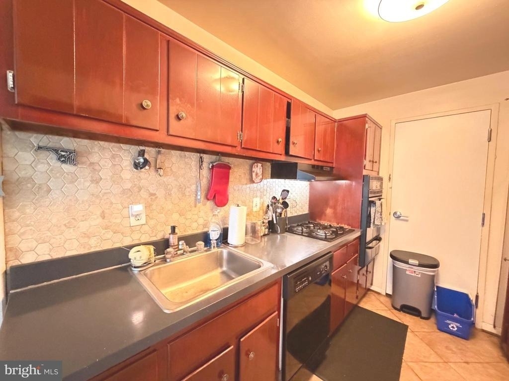 10201 Grosvenor Place - Photo 2