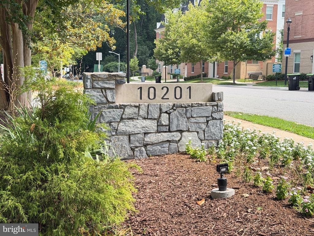 10201 Grosvenor Place - Photo 21