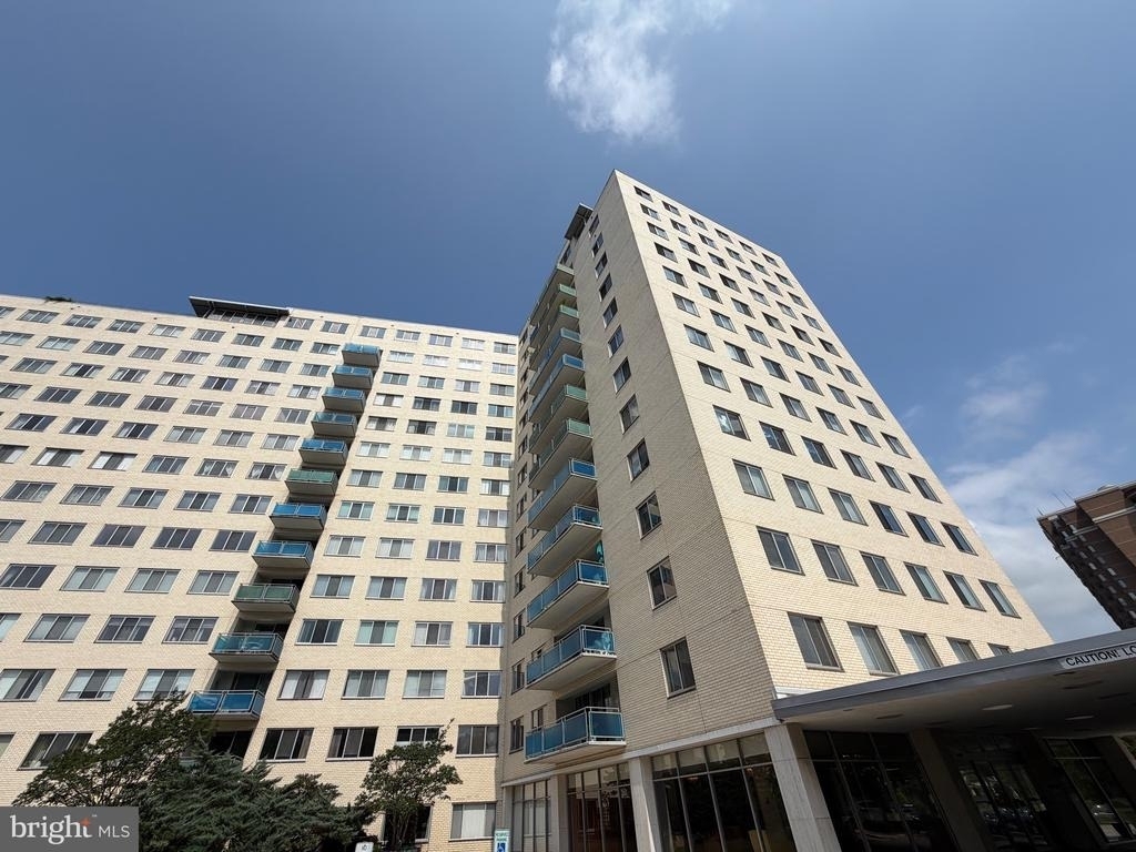 10201 Grosvenor Place - Photo 19